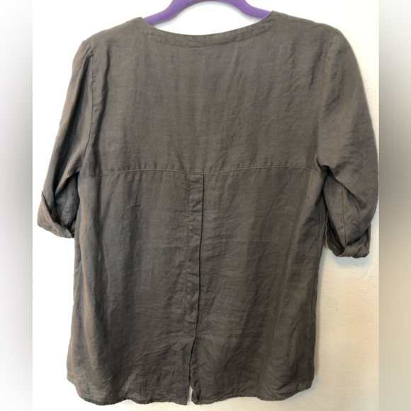 Grey blouse with 3/4 length sleeves. Size: S. Brand: Ellen Tracy - Picture 7 of 9